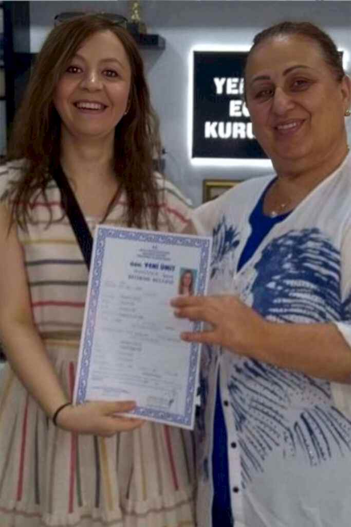 Ayakkabı tasarım ve modelistlik eğitimi başarı sertifikası alan bir öğrenci.