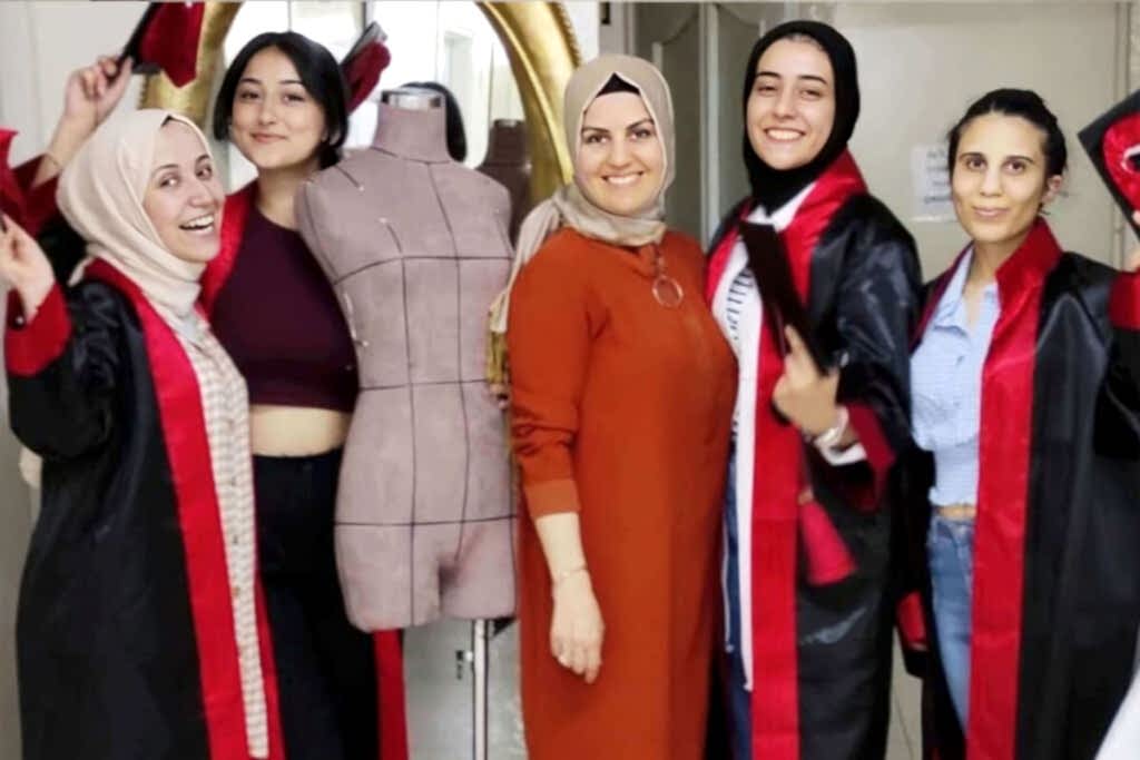 Bilgisayarlı modelistlik Gerber eğitimi sonunda verilen uzmanlık sertifikası takdimi.