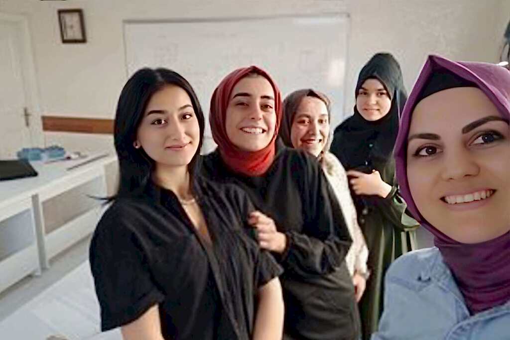 Dikiş kursunu tamamlayan öğrencilerin sertifikalarını aldıkları heyecanlı anlar.