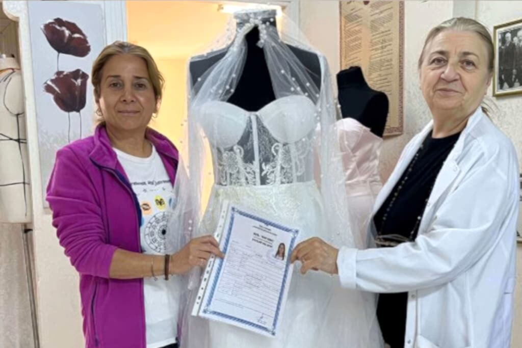 Gelinlik dikim kursu dönem sonu töreninde kursiyerler ve hazırladıkları gelinlikler.