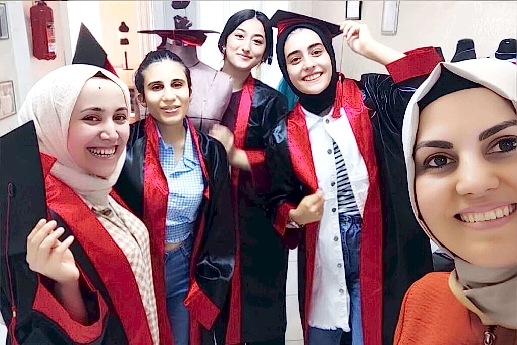 MEB onaylı modelistlik kursu mezunları sertifikalarını alırken çekilmiş fotoğraf.