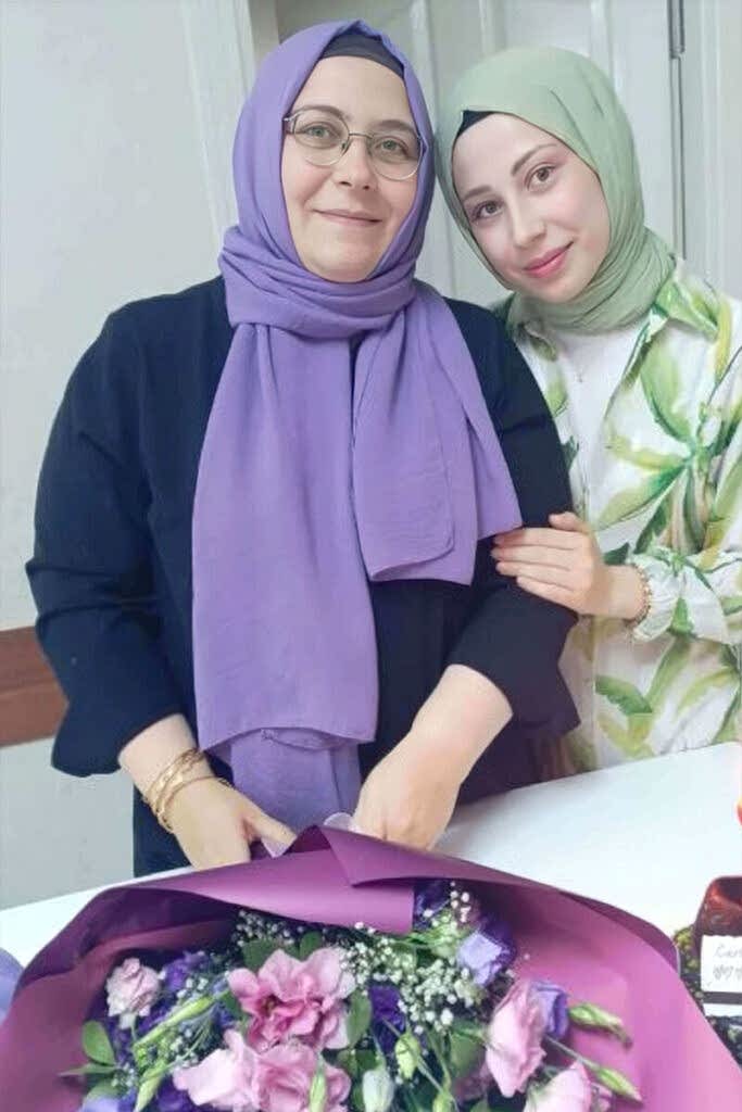 Profesyonel modelistlik öğrencilerinin atölyedeki makinelerde uygulama yaparken fotoğrafı.