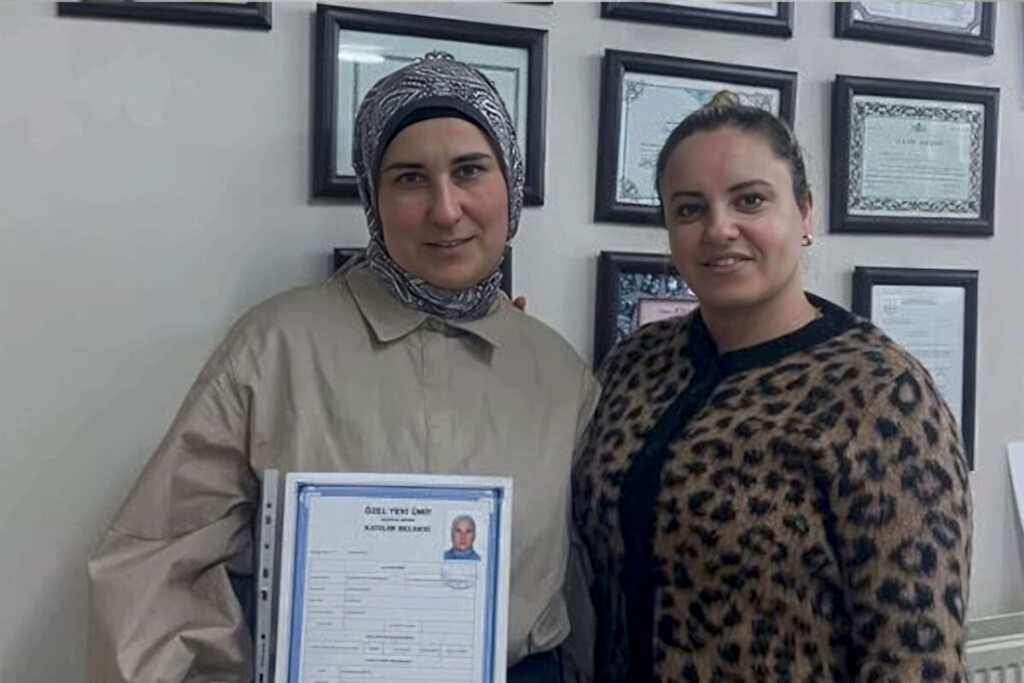 Yeni Ümit desinatörlük kursu mezunları sertifikalarıyla birlikte poz veriyor.