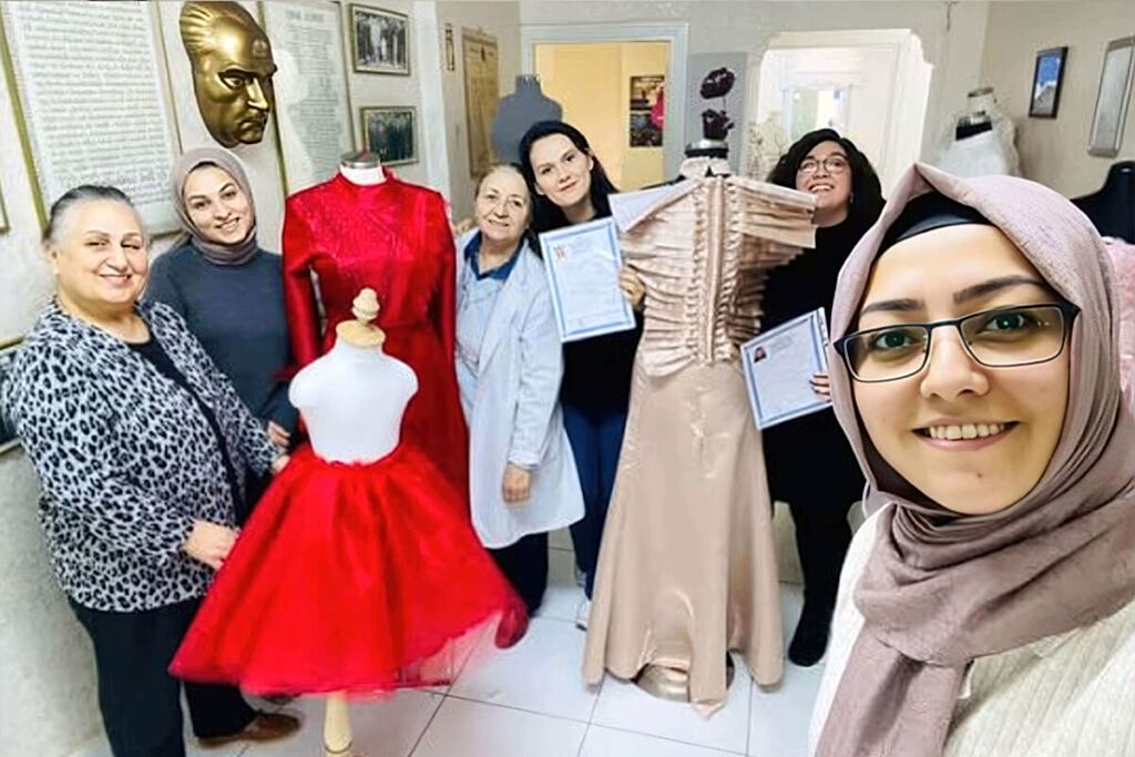 Yeni Ümit Moda Akademisi dönem sonu sertifika töreninde öğrenciler ve eğitmenler toplu halde.
