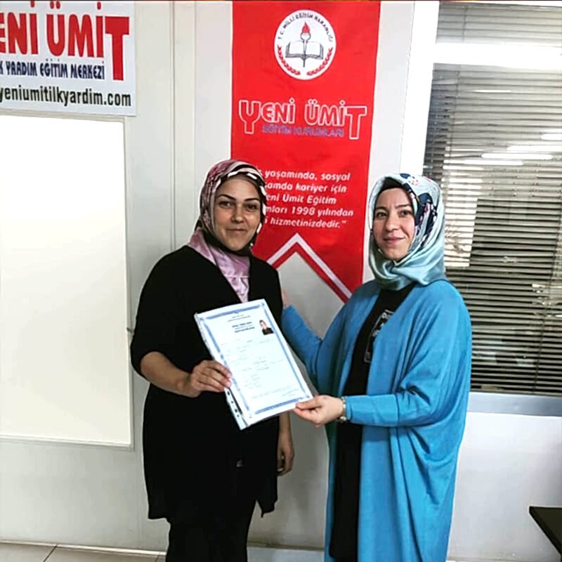 Yeni Ümit stilistlik kursu öğrencileri mezuniyet gününde tasarımlarıyla birlikte.