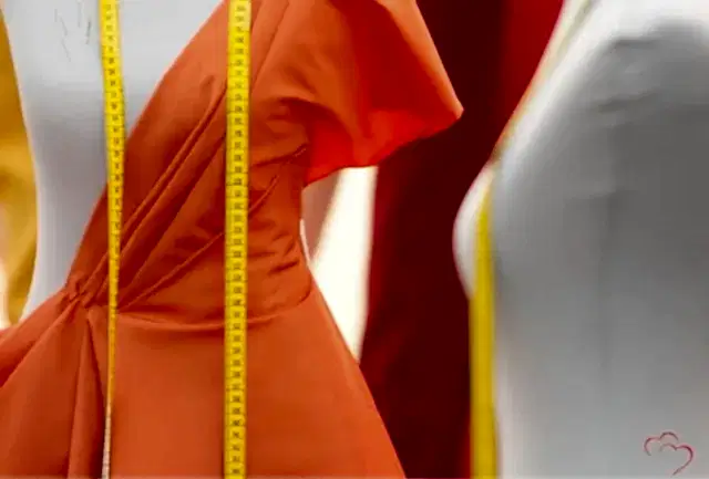 Öğrencilerimiz moda tasarım çizimlerini masa üzerinde hazırlıyor.