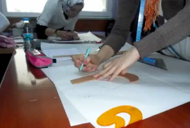 Eğitim sırasında öğrenciler modelistlik eğitiminin detaylarını öğreniyor.
