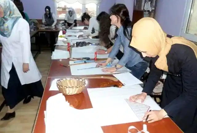 Modelistlik kursunda eğitmen ve öğrenciler grup çalışması yapıyor.